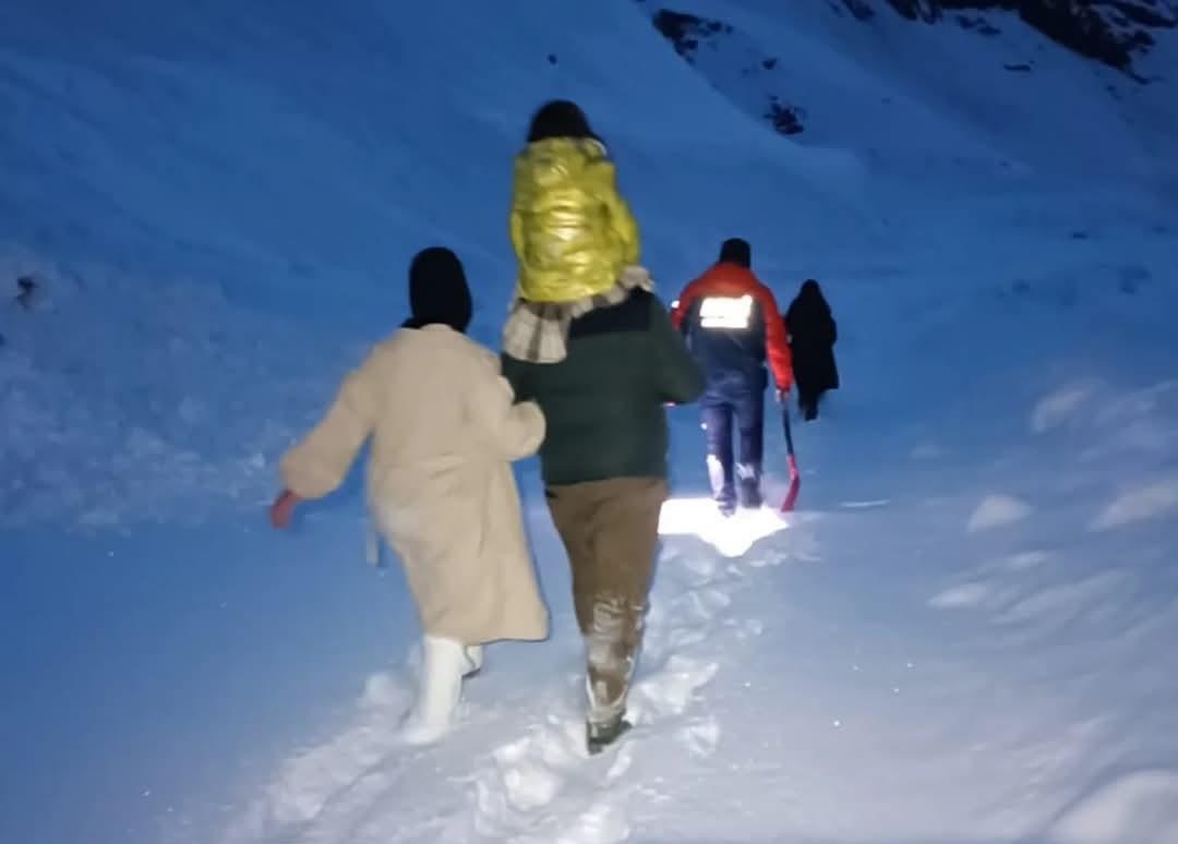 Hakkari’de kara saplanan araçtaki 5 kişinin imdadına AFAD yetişti