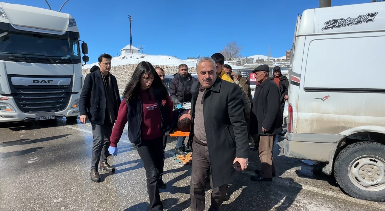 Hakkari’de  trafik kazası: 2 yaralı