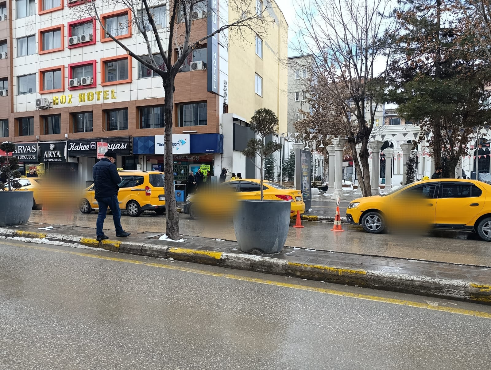 Taksiler Yayaları ve Sürücüleri Zorluyor