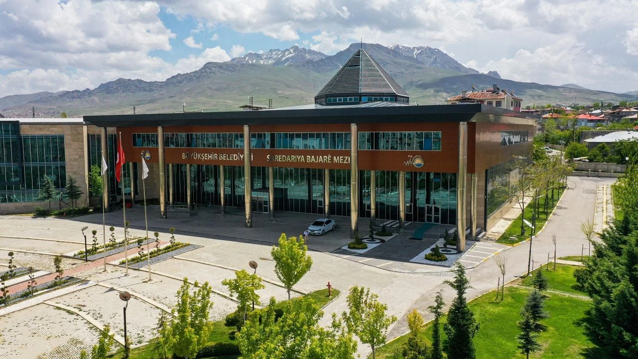 Van Büyükşehir Belediyesine Polis Baskını!