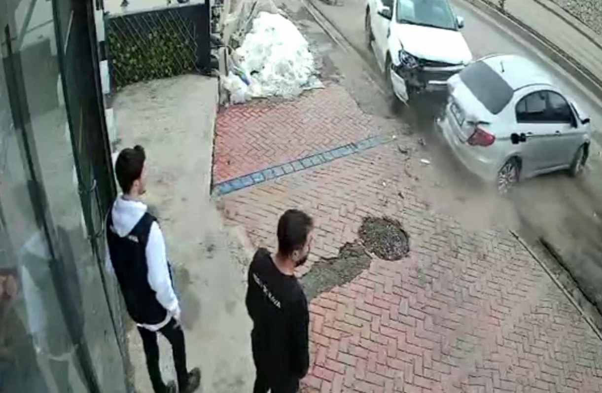 Hızla ilerleyen otomobil park halindeki araca çarptı