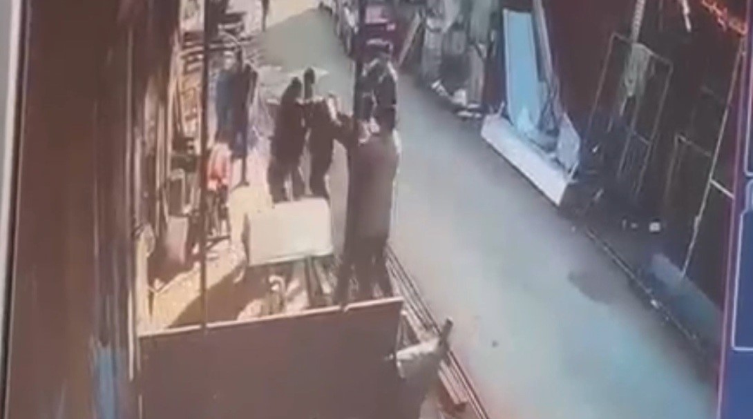 İki esnaf arasındaki tekme tokatlı kavga güvenlik kamerasına yansıdı