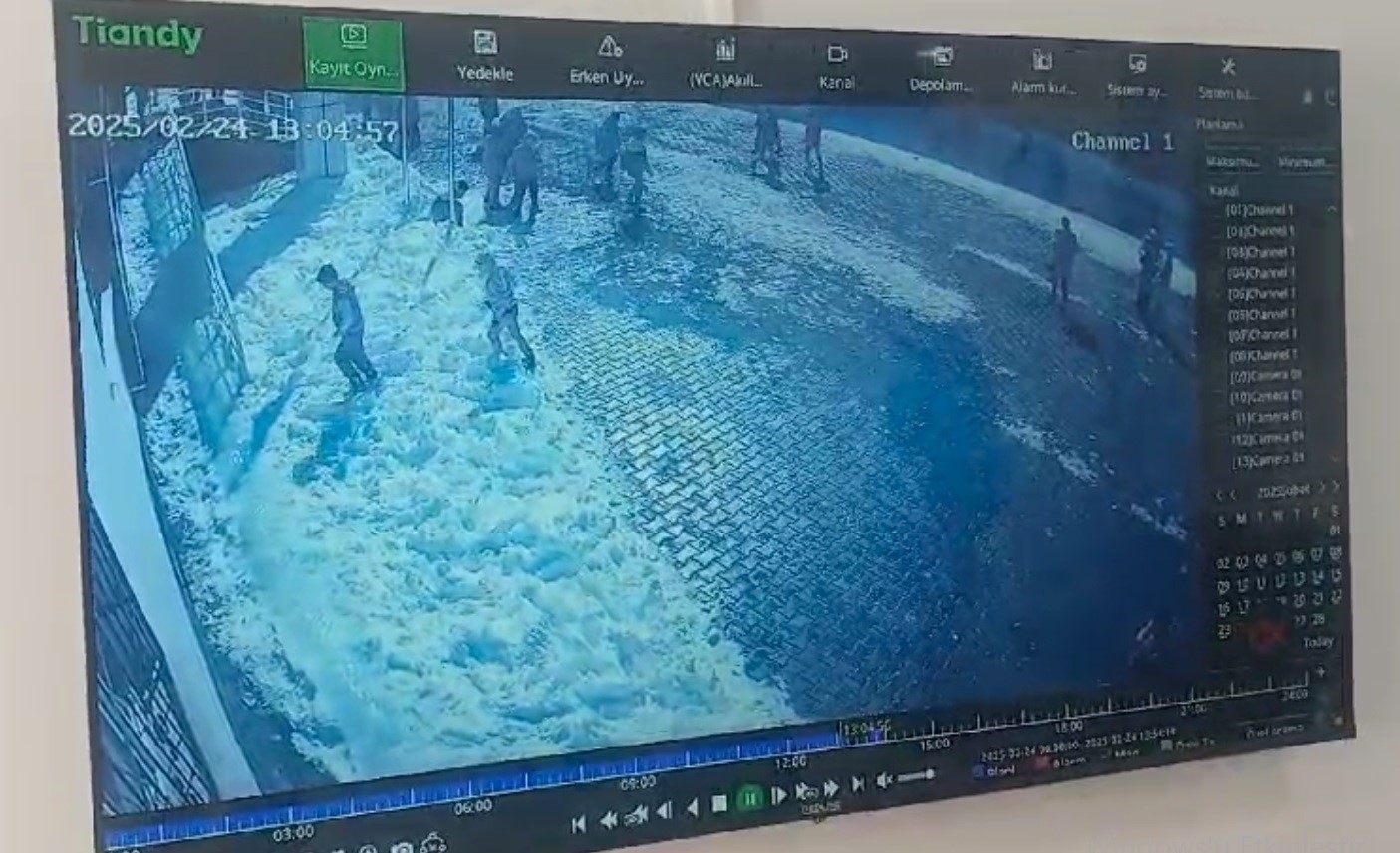 İlkokul öğrencisinin başına buz kütlesi düştü