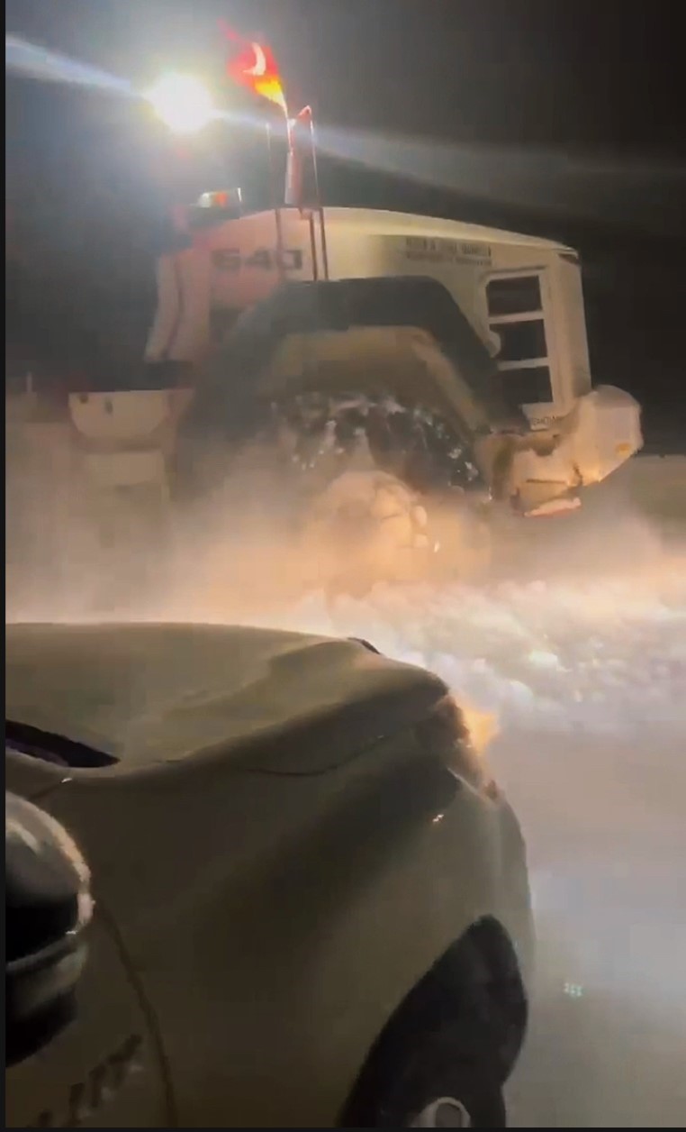 Kar’da mahsur kalan elektrik arıza ekibi kurtarıldı