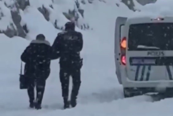 Karda mahsur kalanların imdadına polisler yetişti