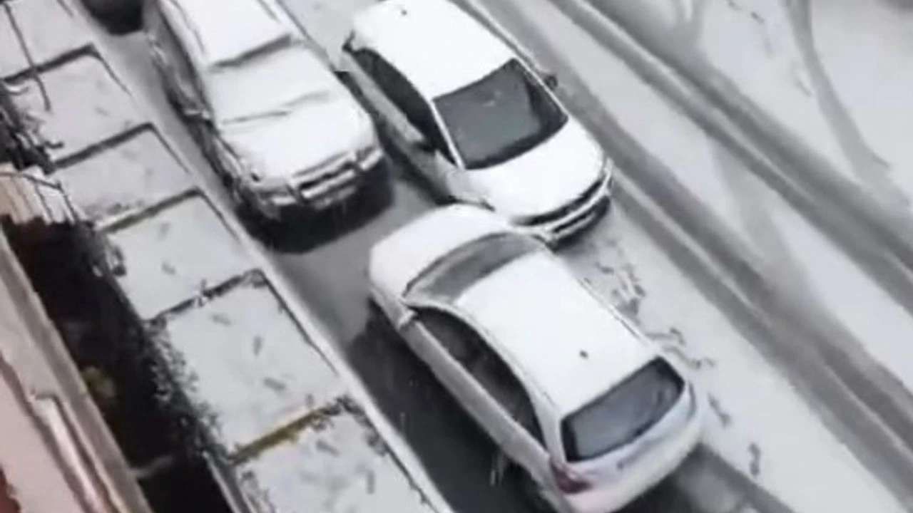 Yokuş aşağı kayan otomobil, park halindeki araçlara çarptı