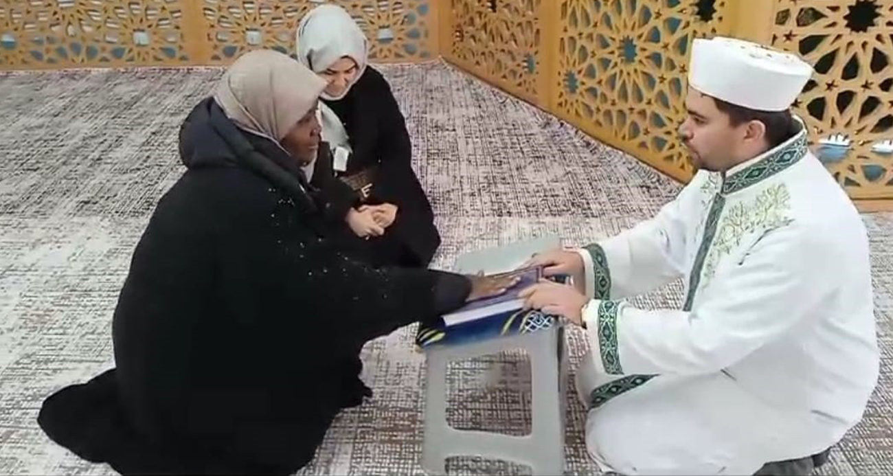 Kenyalı kadın Müslüman oldu