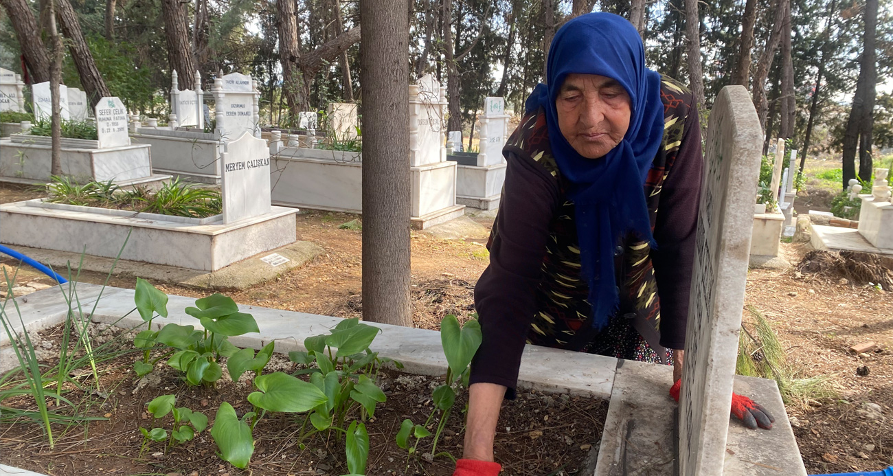 Raziye teyze 20 yıldır mezarlığı tek başına temizliyor
