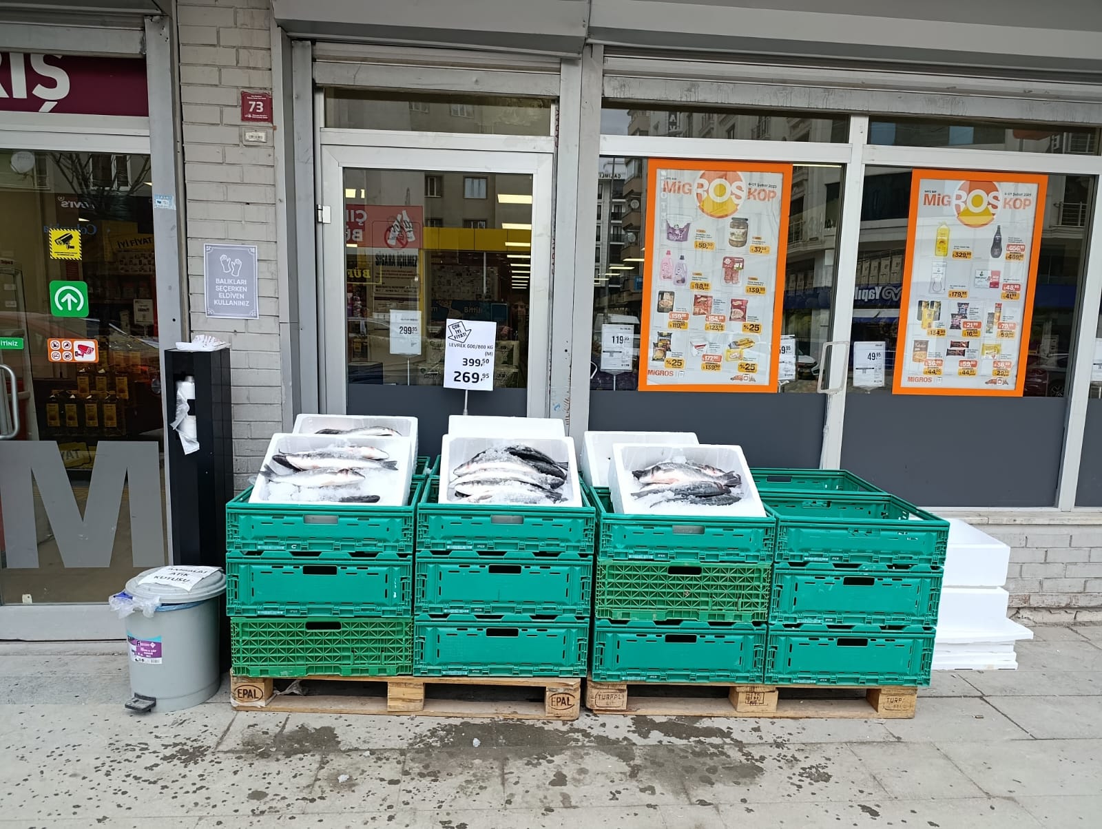 Van’da market önündeki görüntü pes dedirtti!