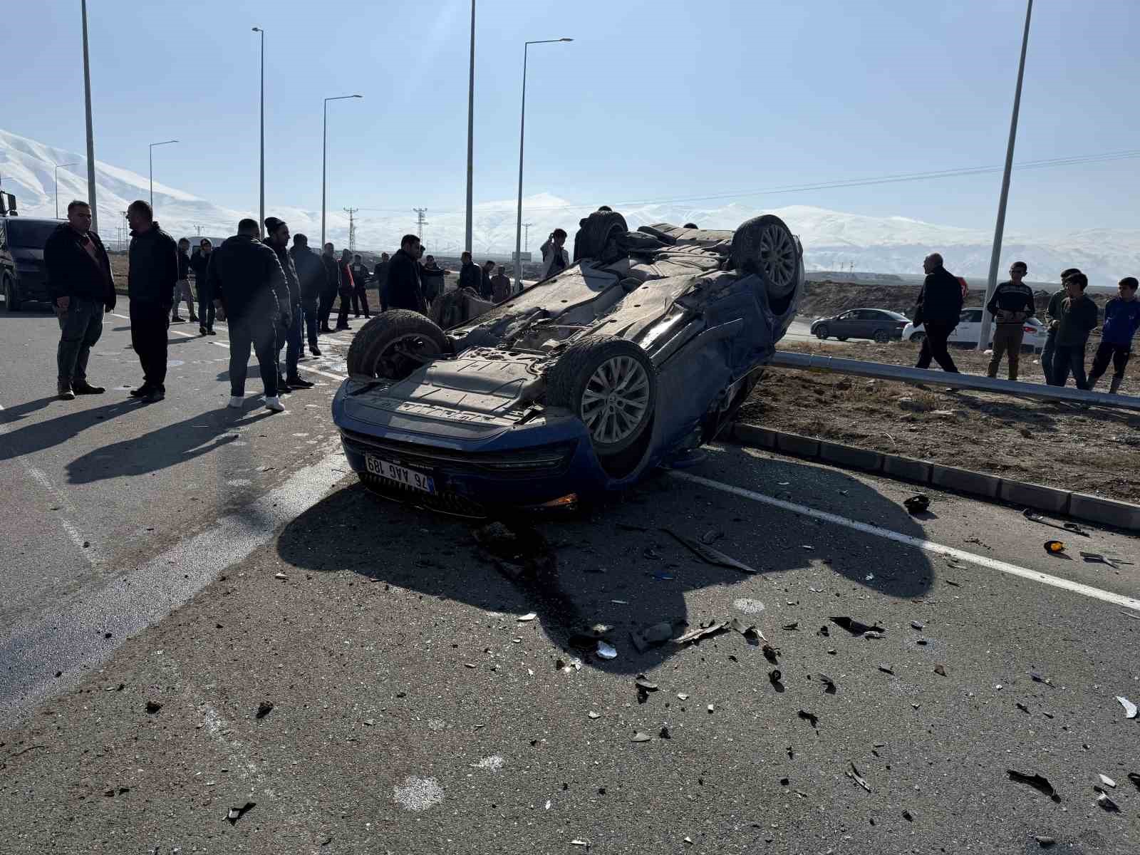 Minibüs ara yoldan çıkan otomobile çarptı, araçlarda maddi hasar oluştu