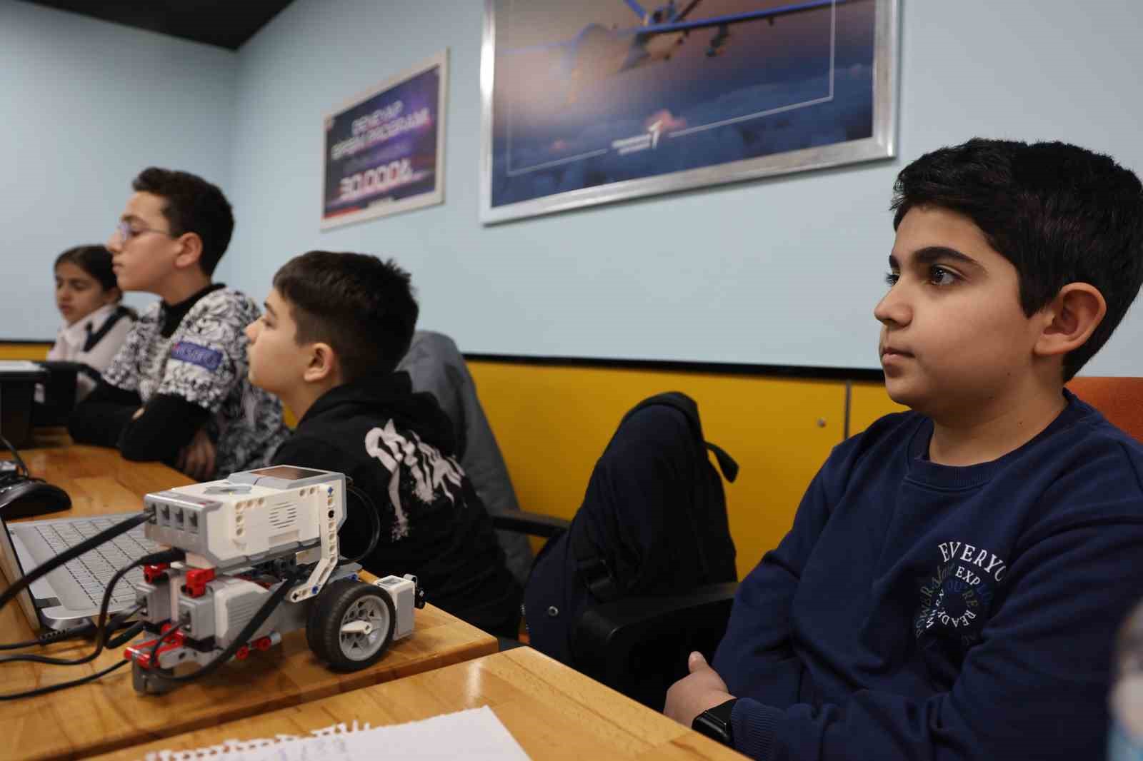 Minik mühendis adayları, TEKNOFEST’te buluştu