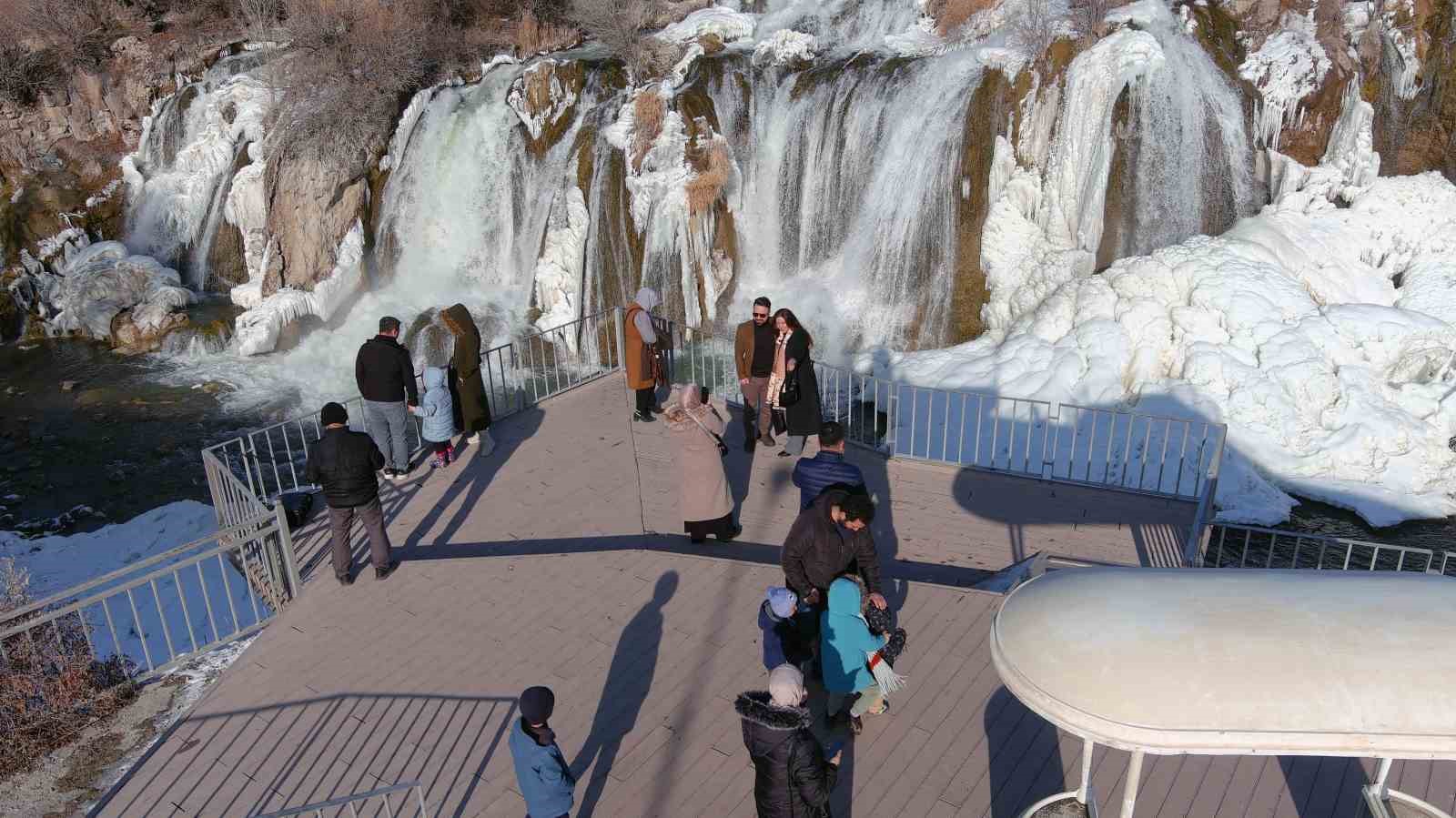 Muradiye Şelalesi kış mevsiminde bir başka güzel!