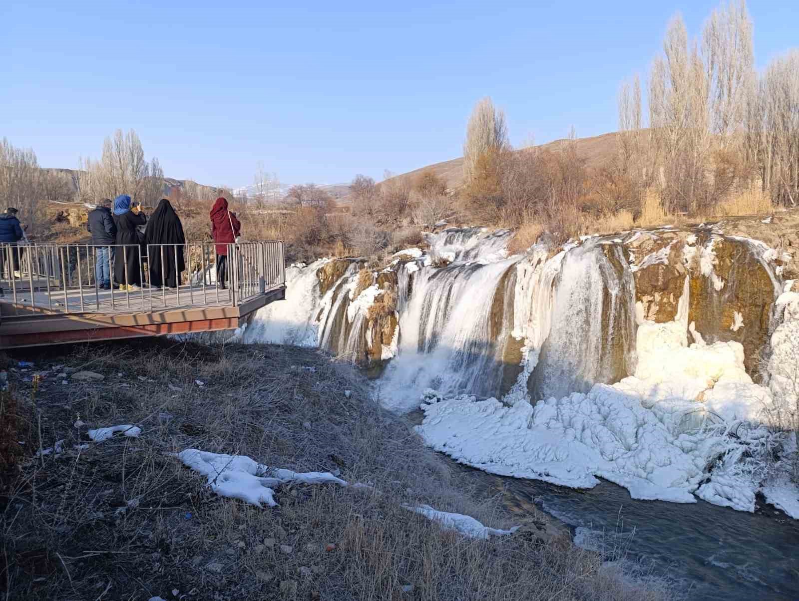Muradiye Şelalesi’nde tatil yoğunluğu