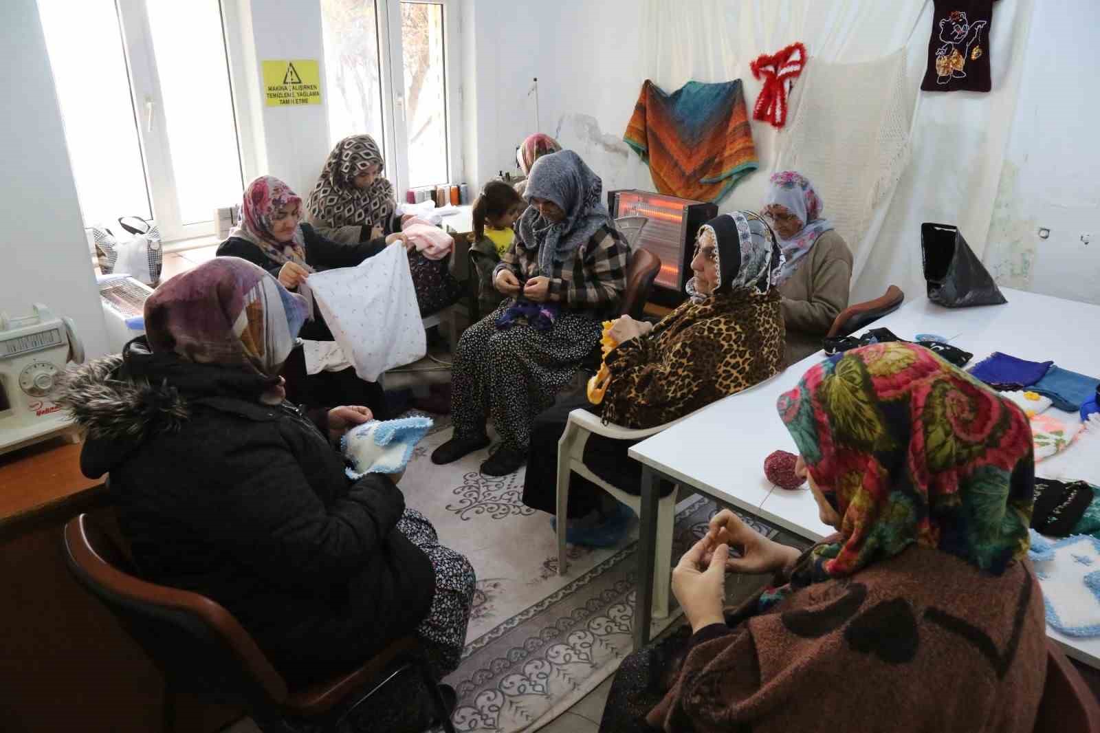 Nakış kursu ile hem üretiyor hem de sosyalleşiyorlar