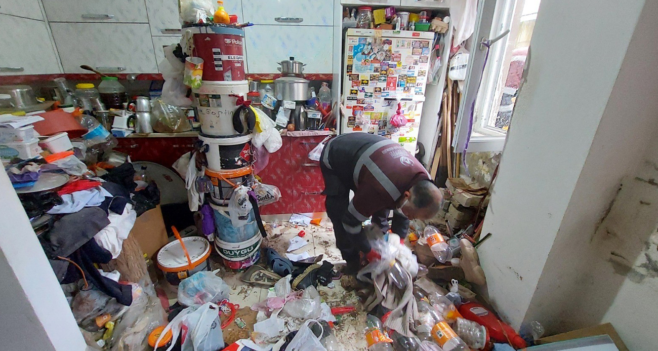 Bir evden 10 kamyonet çöp çıkartıldı