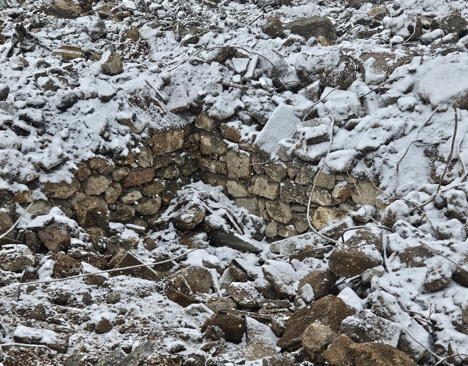 Rezerv alanında 2 bin yıllık sur duvarı bulundu