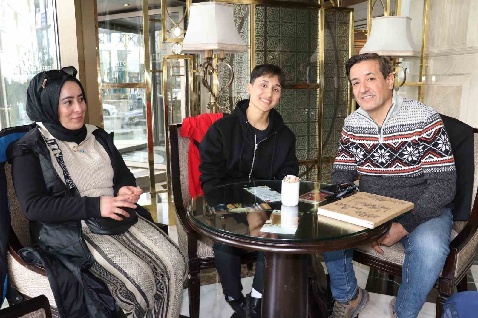 Vanlı Sakine, gündüz yeşil sahalarda akşamları düğünlerde