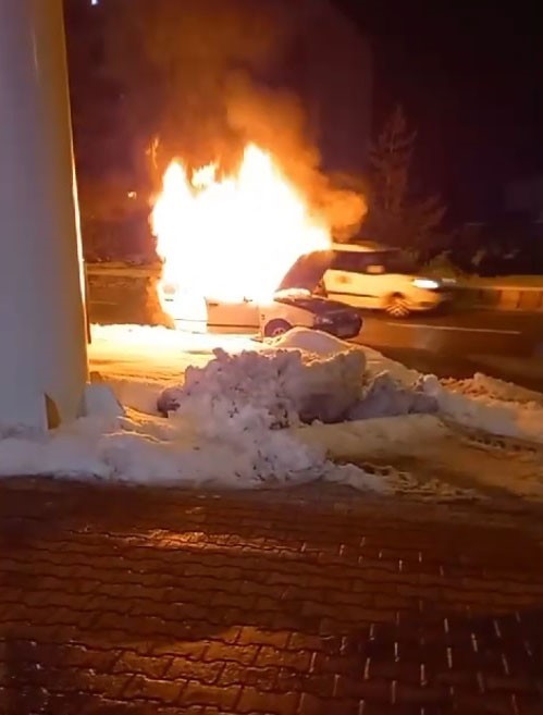 Seyir halindeki otomobil alev aldı