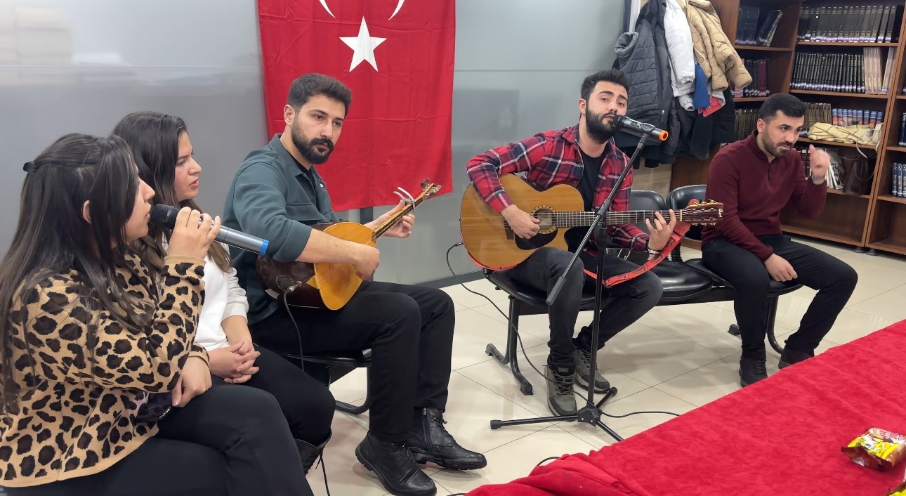 Sınavlara hazırlanan öğrencilere müzik etkinliği