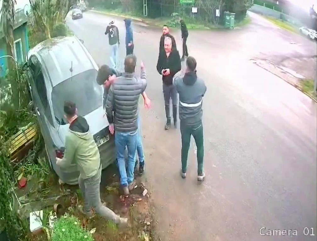 14 yaşındaki ehliyetsiz sürücü, bankta oturan kadını ezdi