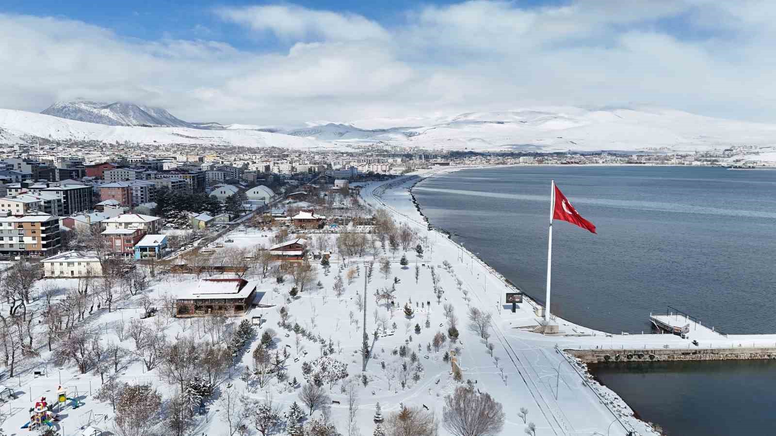 Tatvan’da kartpostallık görüntüler
