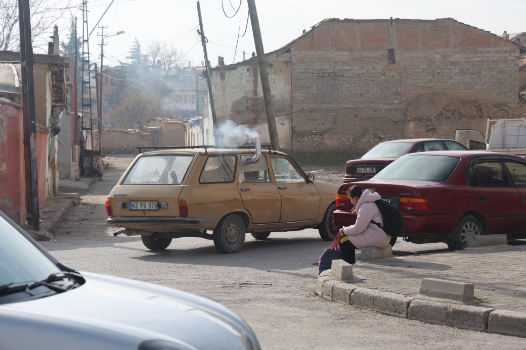Tavukları üşümesin diye aracına soba kurdu