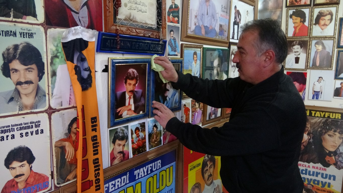 Ferdi Tayfur hayranı evini adeta müzeye çevirdi
