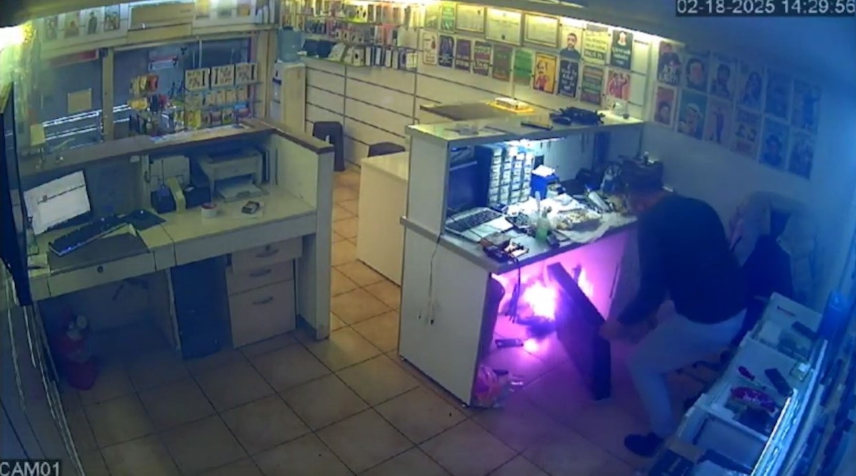 Bataryası şişen cep telefonu patladı