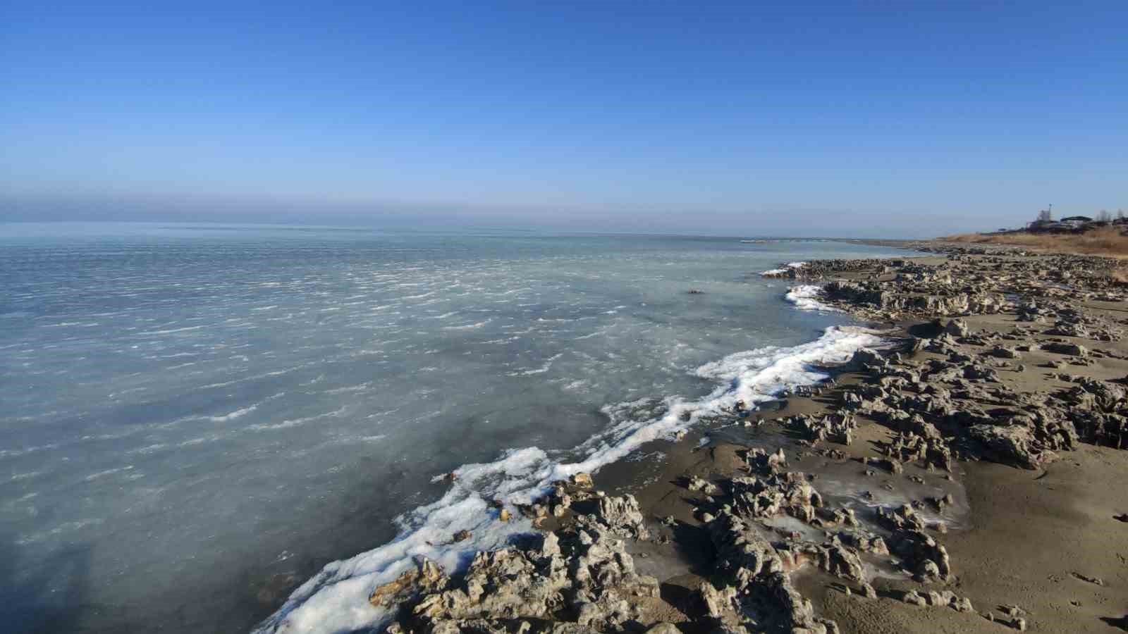 Van Gölü kısmen dondu