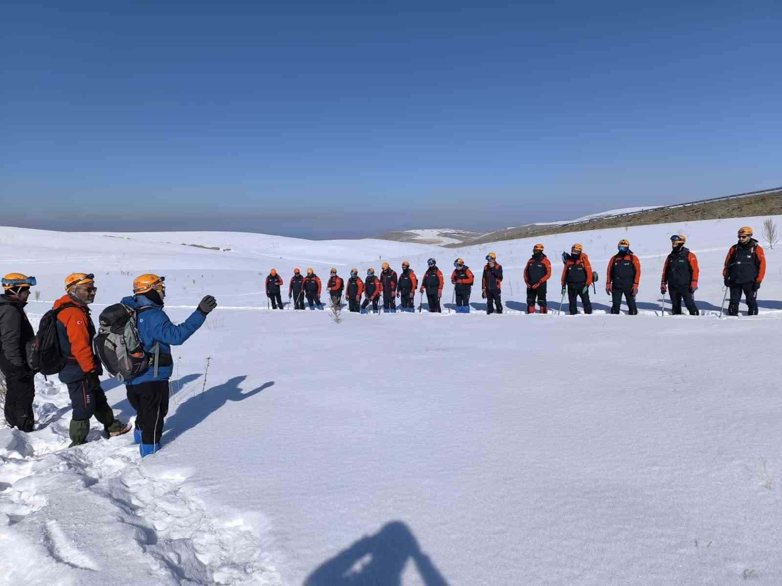 Van’da “Çığda Arama Kurtarma Tatbikatı” yapıldı