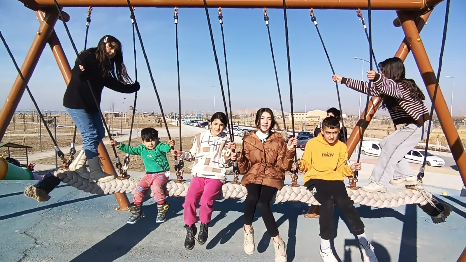 Van’da çocuklar parklarda güneşli havanın tadını çıkardı