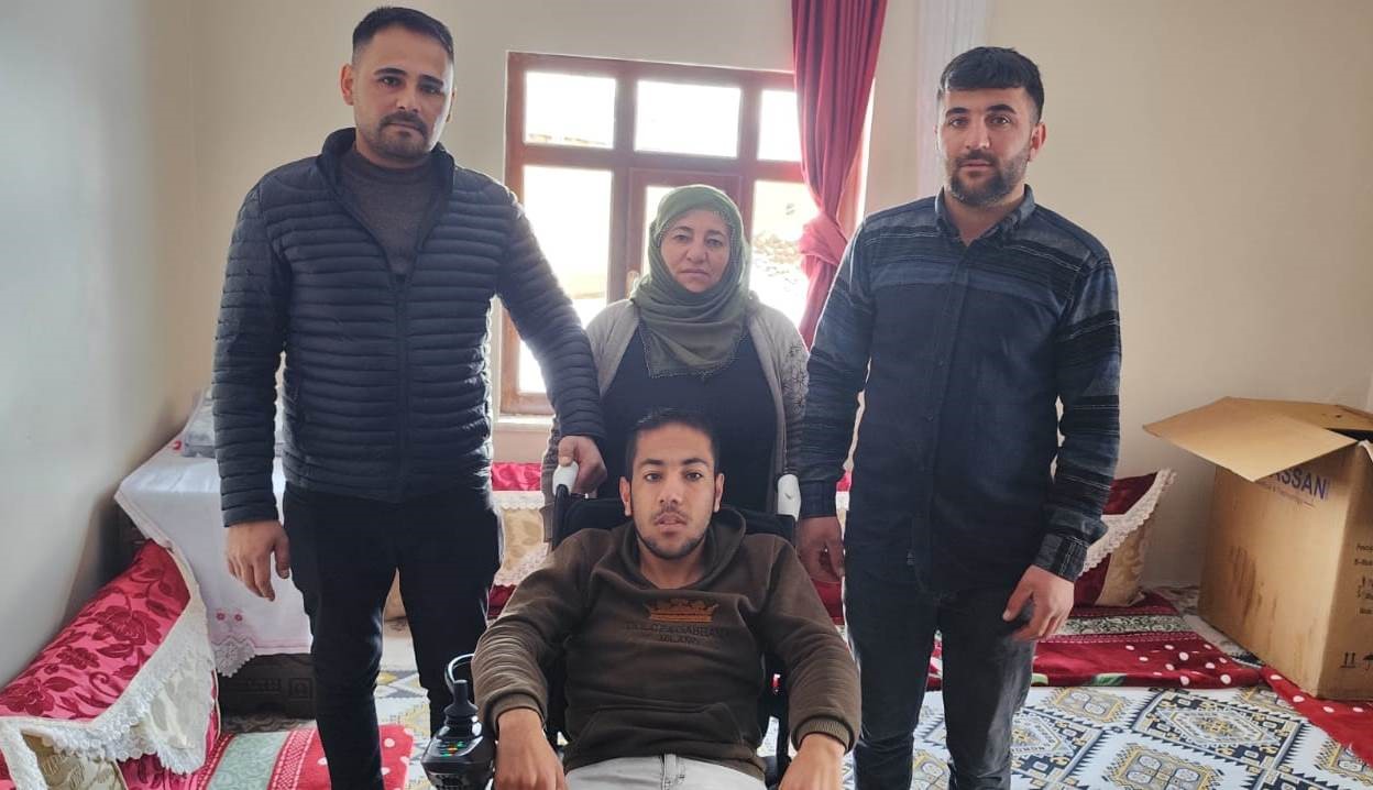 Van’da engelli genç tekerlekli sandalyesine kavuştu