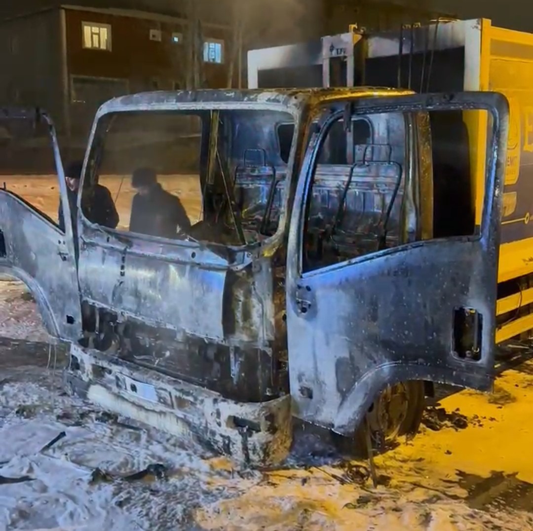 Van’da havai fişekle çöp kamyonunu yaktılar