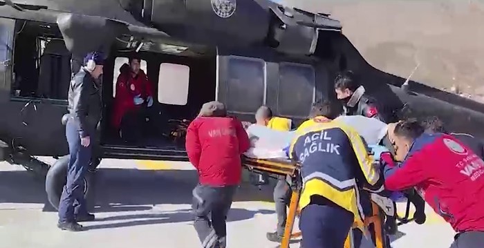Van’da kalp krizi geçiren hasta için sikorski helikopter havalandı