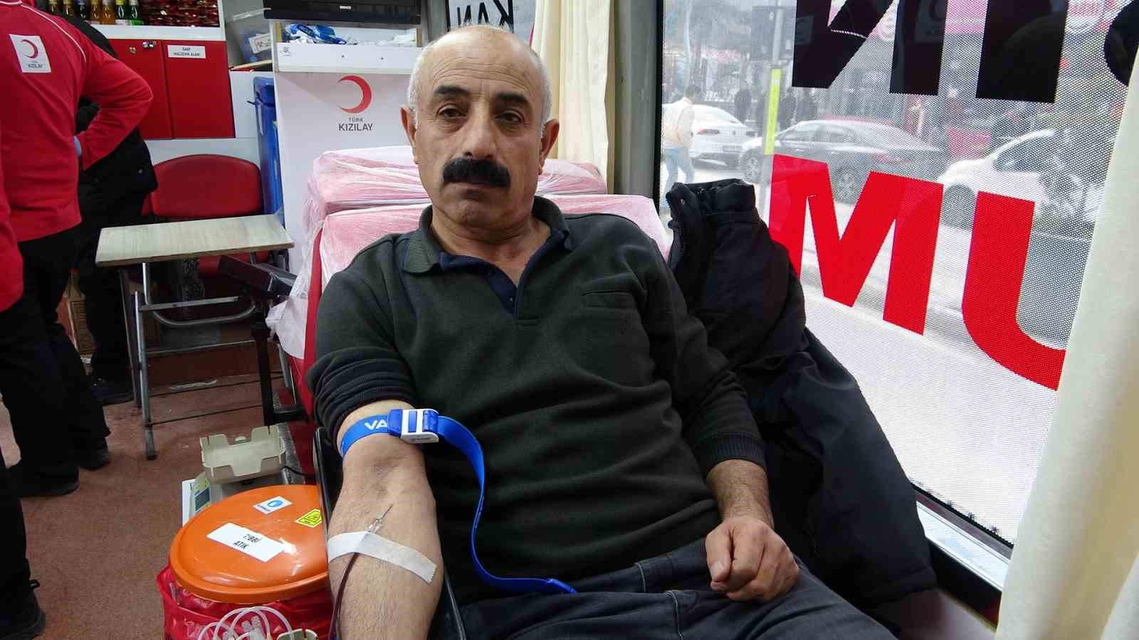 Van’da Kızılay’a kan bağışlayanlara oyuncak hediye