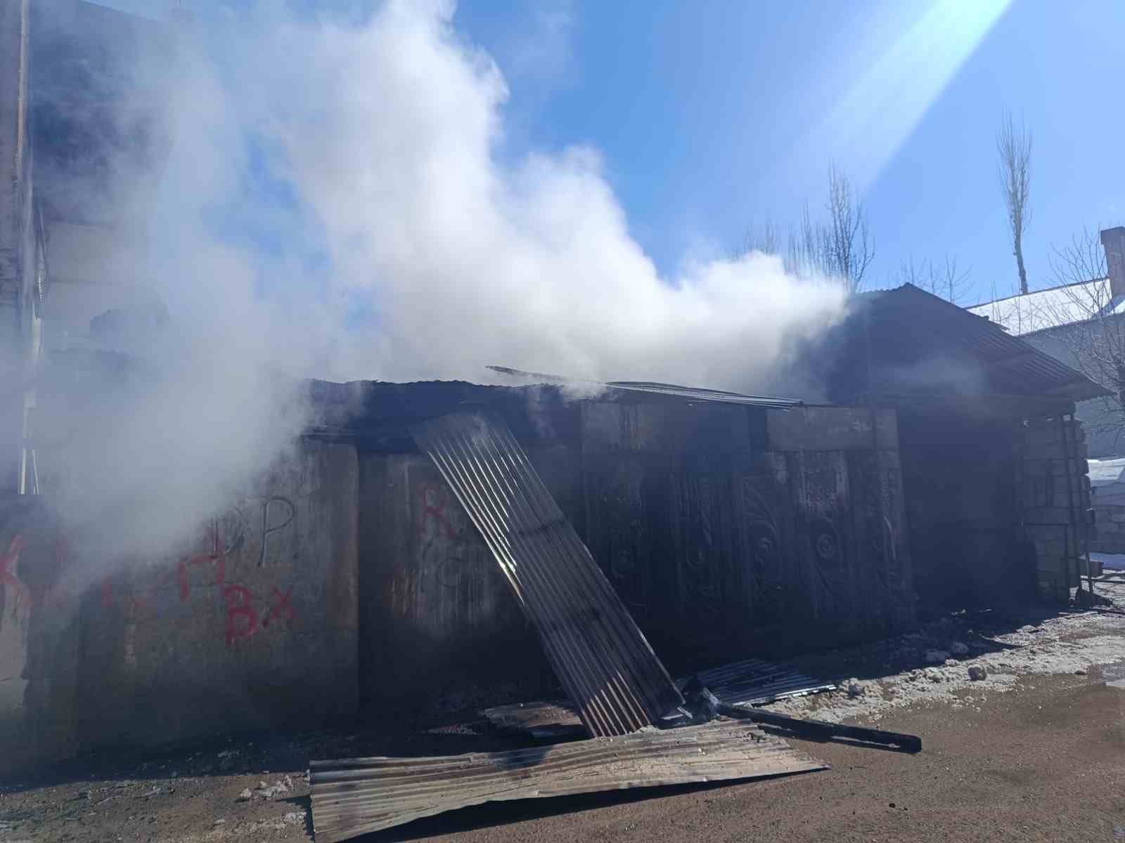 Van’da odunluk yangını