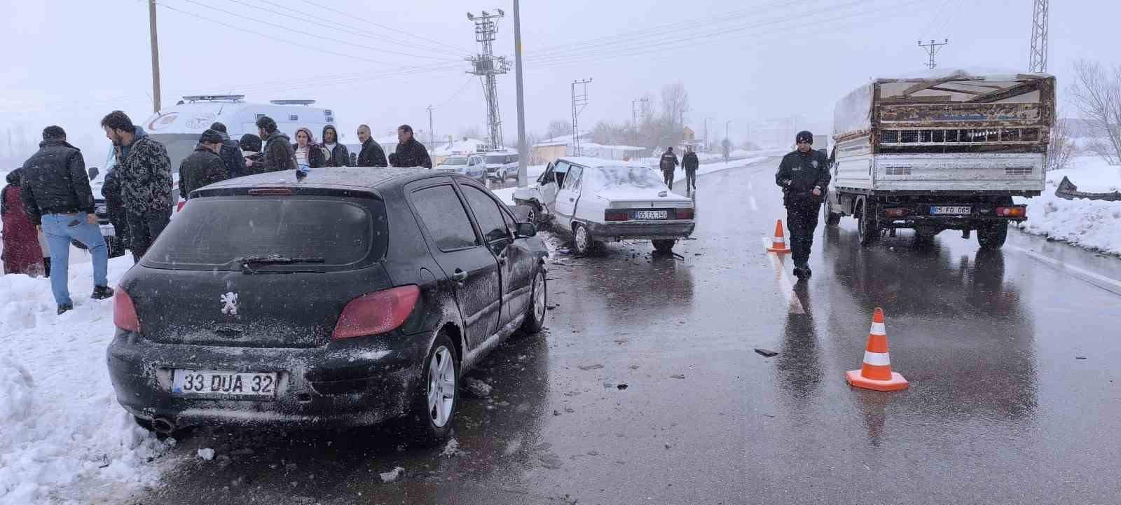 Van’ın Gevaş ilçesinde  otomobiller çarpıştı: 2 yaralı