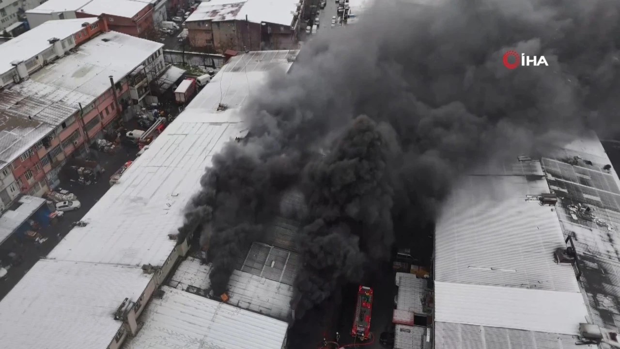 İstanbul’da kauçuk imalathanesinde yangın çıktı