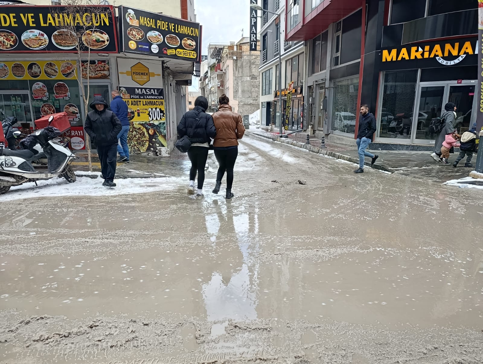 Van Sokakları Çamur Deryasına Döndü, Vatandaşlar Zorluk Yaşadı