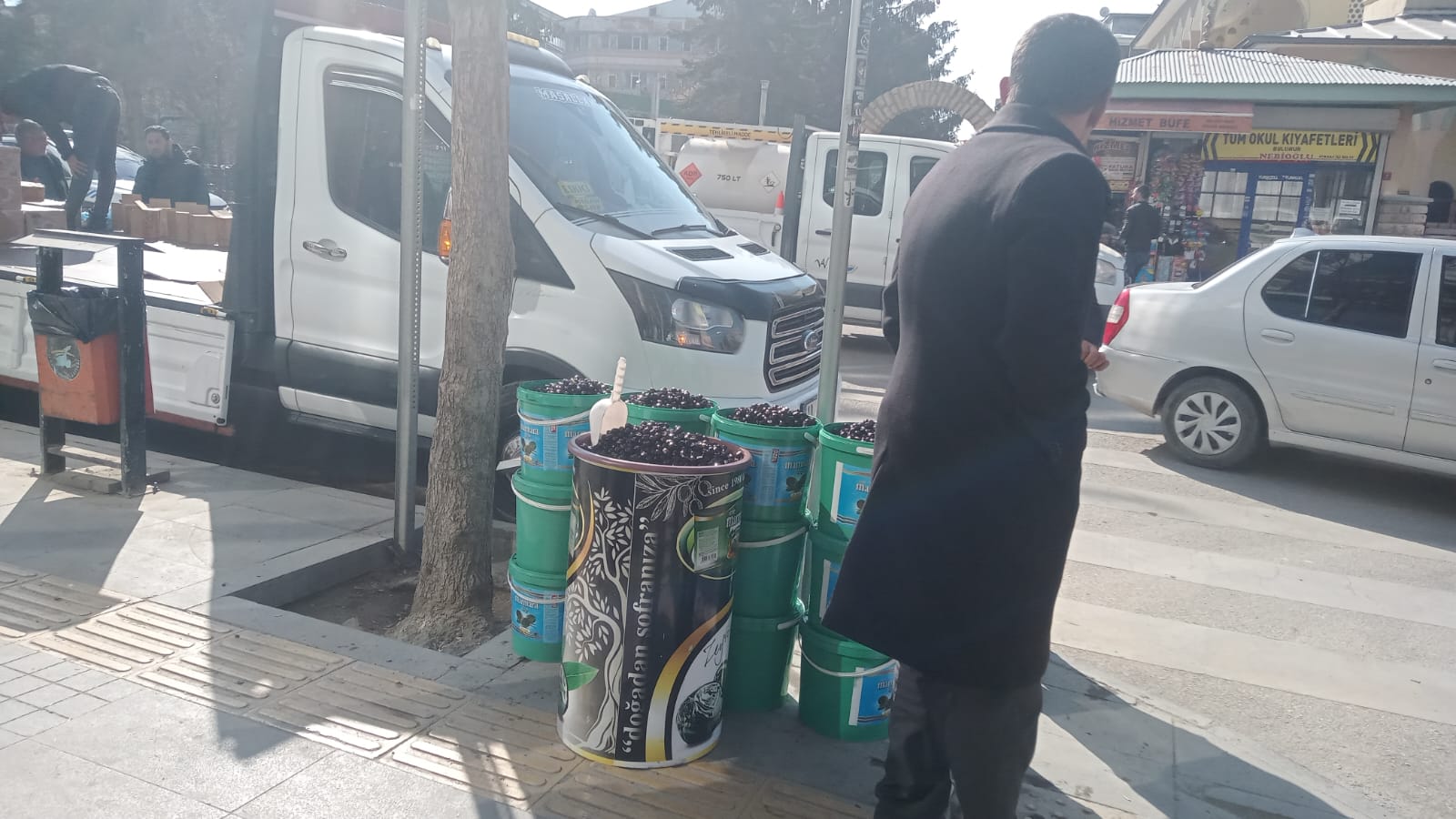 Van’da açıkta satılan gıda ürünleri tehlike saçıyor