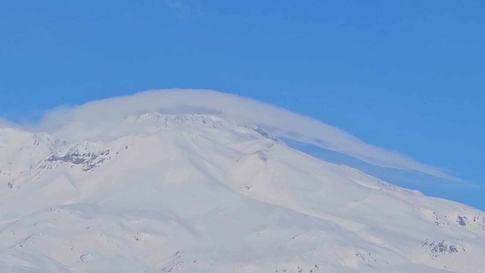 Zirvedeki mercek bulutu görsel şölen sundu