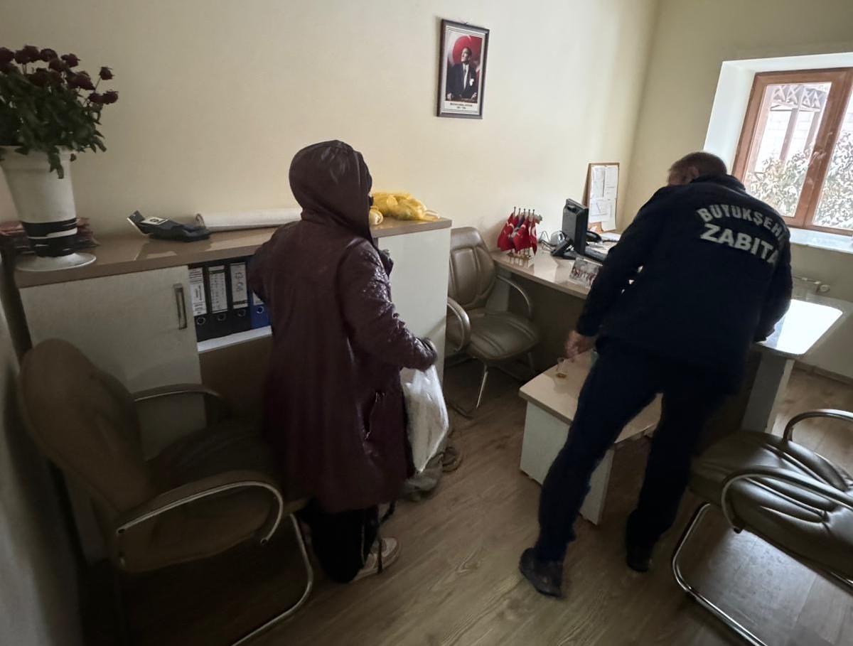 Çöp kenarında dilenmek için tezgah kurdu