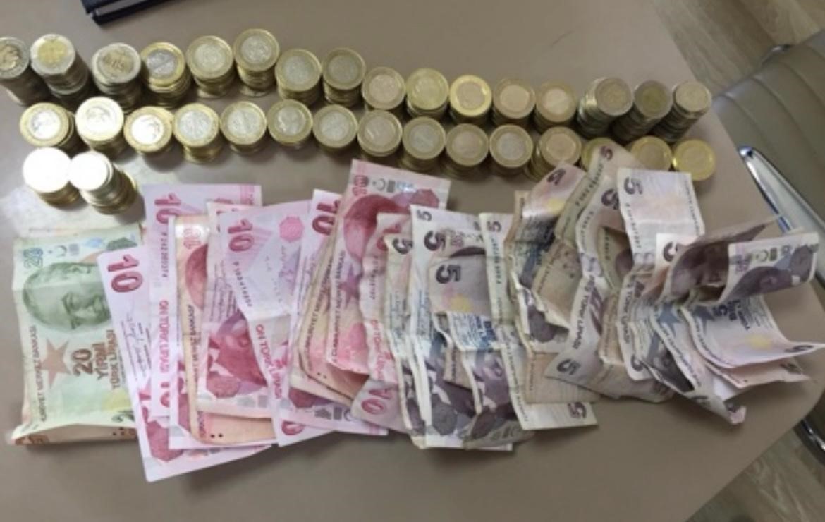 Çöp kenarında dilenmek için tezgah kurdu