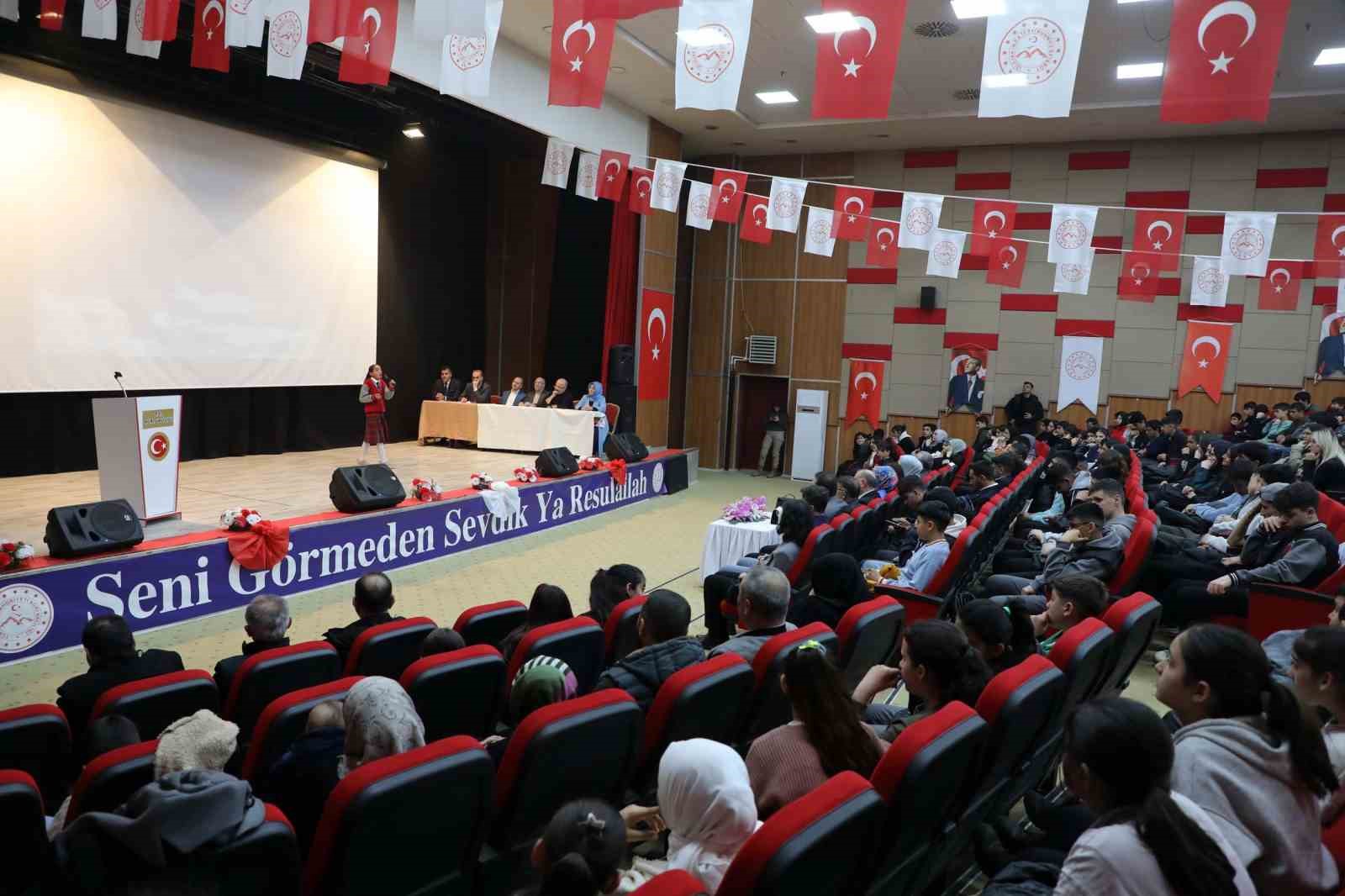 Ağrılı ortaokul öğrencileri Peygamberimizin hayatını en güzel anlatmak için yarıştı