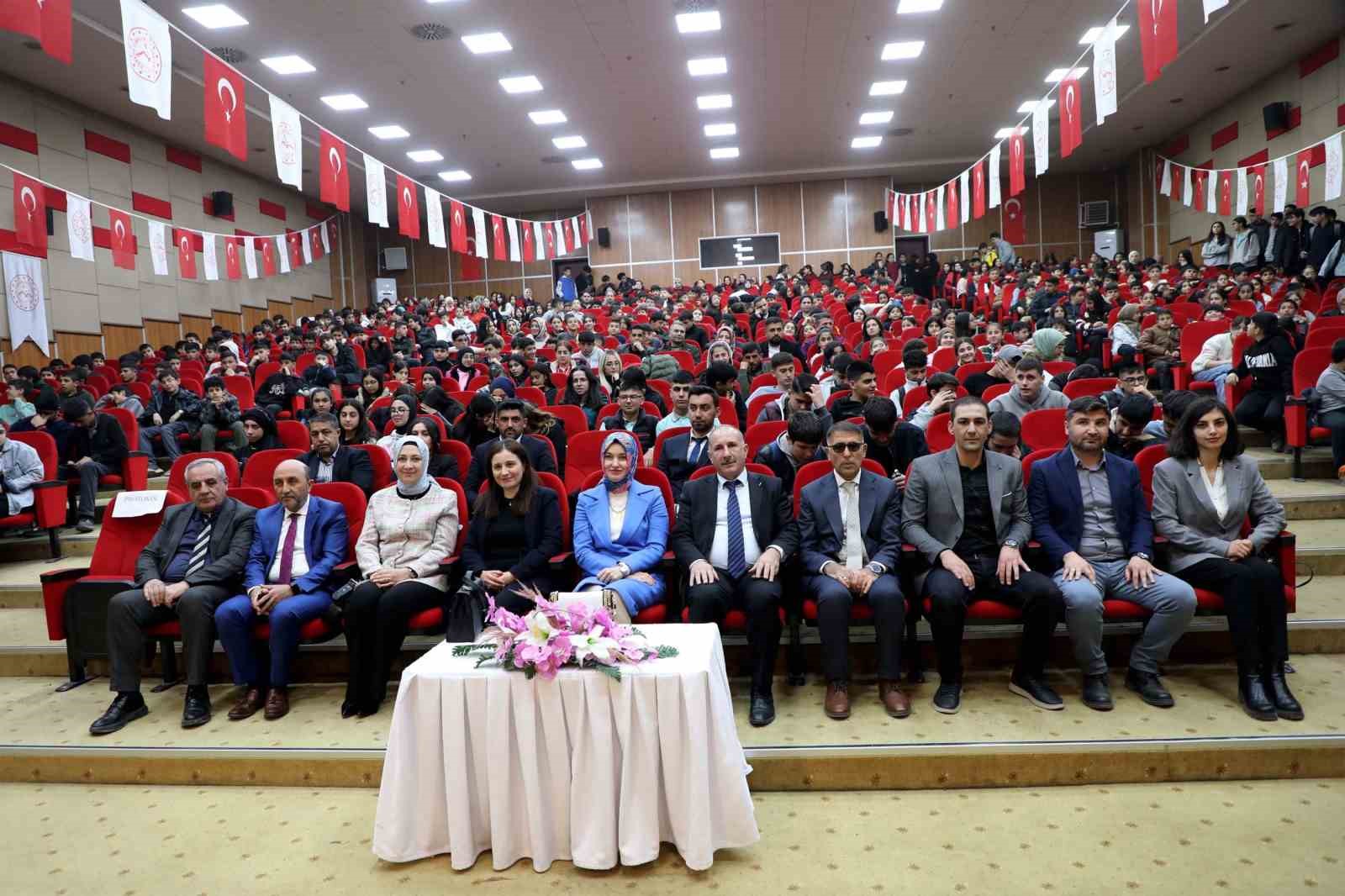 Ağrılı ortaokul öğrencileri Peygamberimizin hayatını en güzel anlatmak için yarıştı