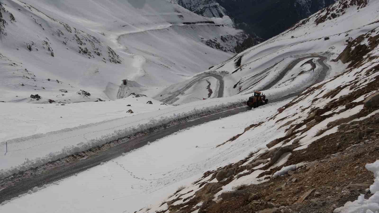 Van-Bahçesaray yolu 5 ay sonra ulaşıma açılıyor