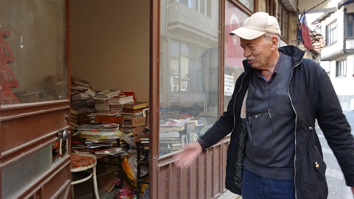 Ücretsiz kitap dağıtan kitabevinde hırsızlık