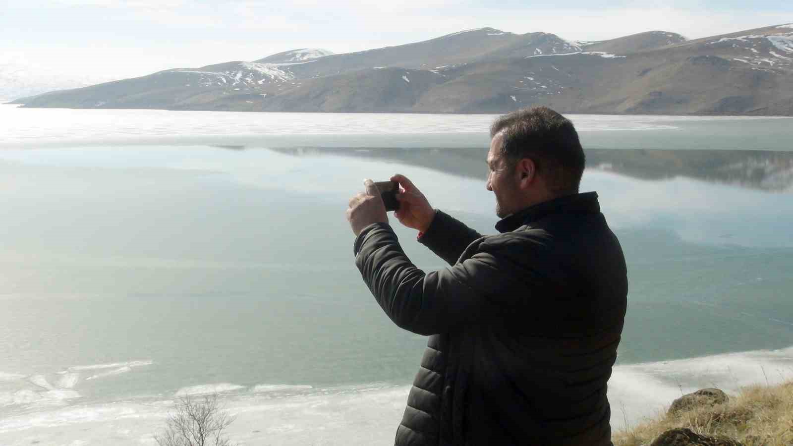 Buzları çözülen Nazik Gölü’nden kartpostallık görüntüler