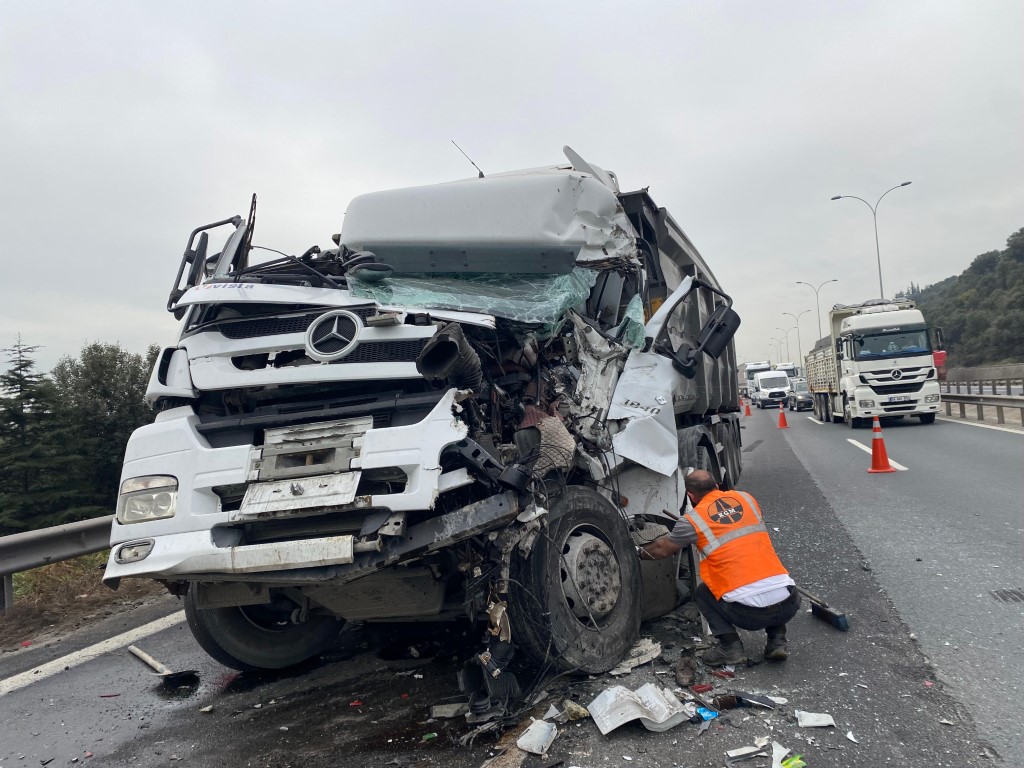 Dört aracın karıştı zincirleme kazada kağıt gibi ezilen kabinden sağ çıktı