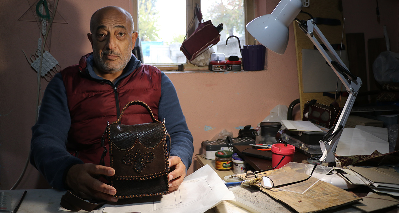 Engelli depremzede el emeği yaptığı çantalarla geçimini sağlıyor